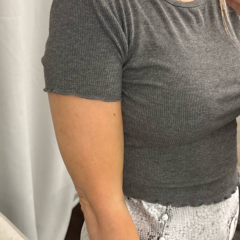 Gray Ribbed Women's Ruffle Hem Top - Picture 4 of 11